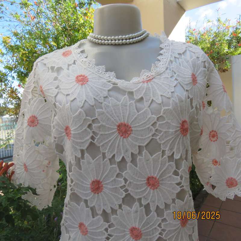PERFECT Fashion white-crimson cotton-acrylic floral lace top. Size 34