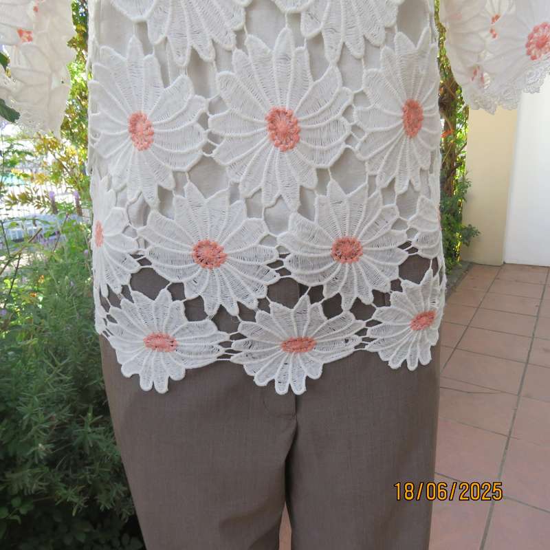 PERFECT Fashion white-crimson cotton-acrylic floral lace top. Size 34