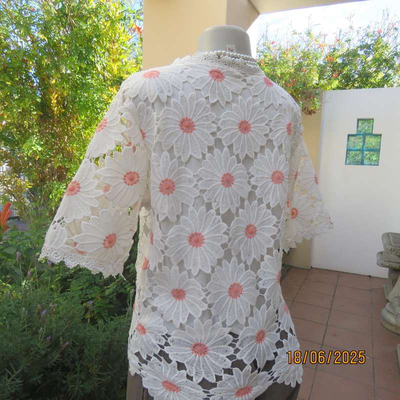PERFECT Fashion white-crimson cotton-acrylic floral lace top. Size 34