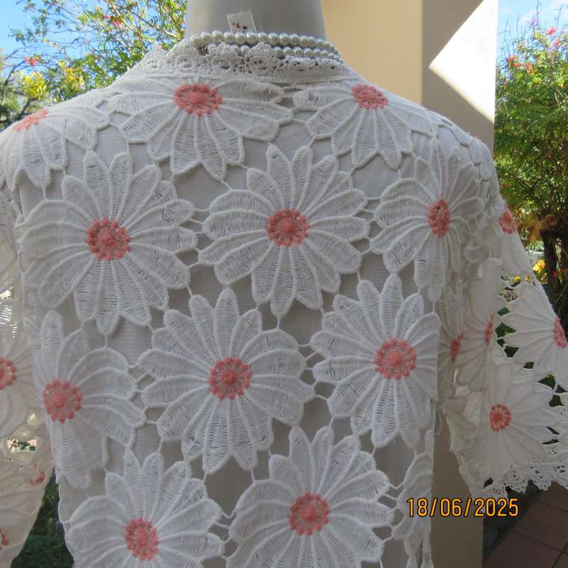 PERFECT Fashion white-crimson cotton-acrylic floral lace top. Size 34