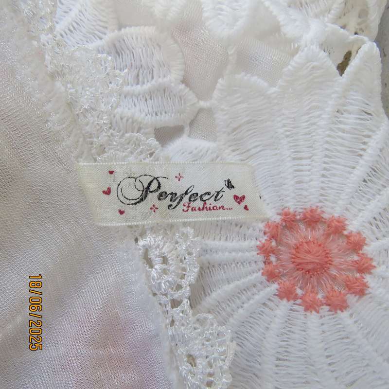 PERFECT Fashion white-crimson cotton-acrylic floral lace top. Size 34
