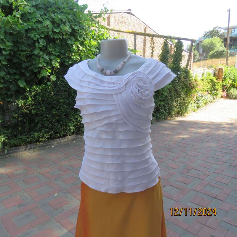 Amazing ADRIANA PAPELL from N Y pinkish white evening top. Zip at back. Frilled all over. Size 35.