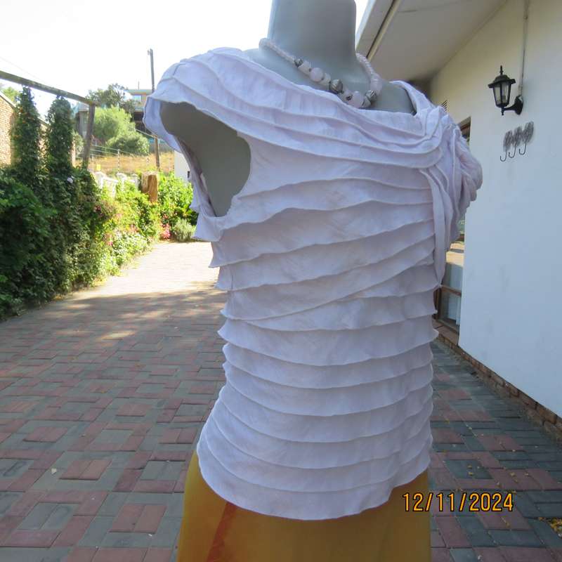 Amazing ADRIANA PAPELL from N Y pinkish white evening top. Zip at back. Frilled all over. Size 35.