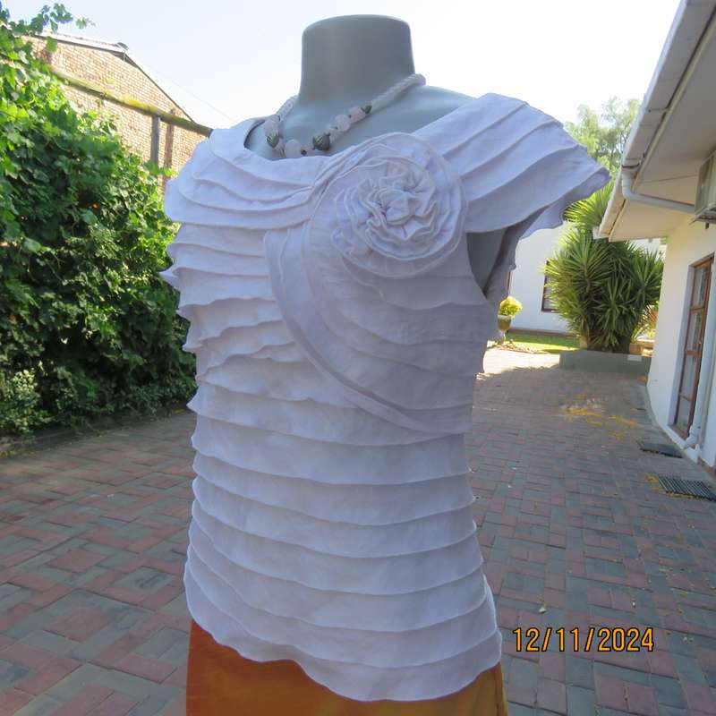 Amazing ADRIANA PAPELL from N Y pinkish white evening top. Zip at back. Frilled all over. Size 35.