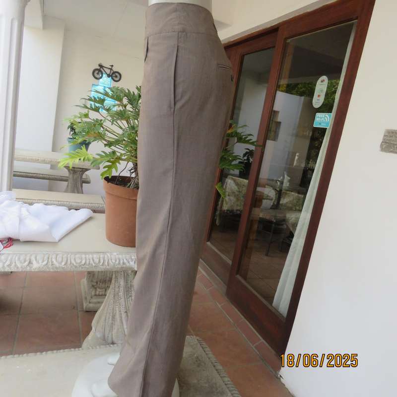 MILADYS smart brown-beige mottled size 38 pants in poly-rayon stretch.