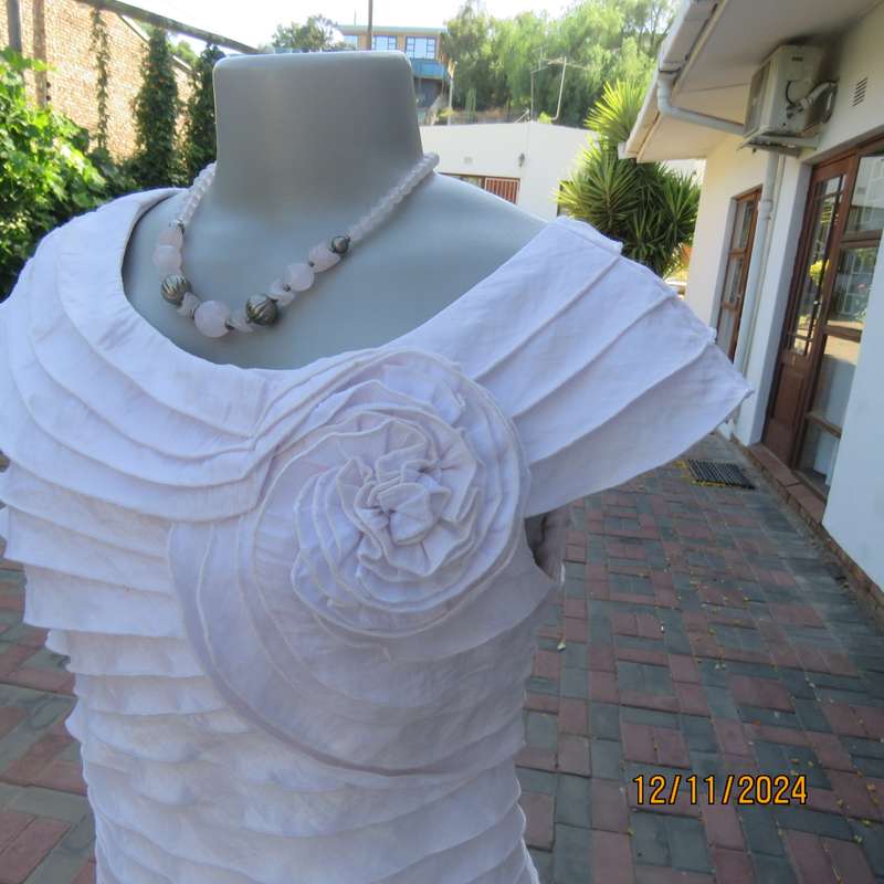 Amazing ADRIANA PAPELL from N Y pinkish white evening top. Zip at back. Frilled all over. Size 35.