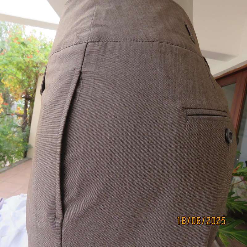 MILADYS smart brown-beige mottled size 38 pants in poly-rayon stretch.