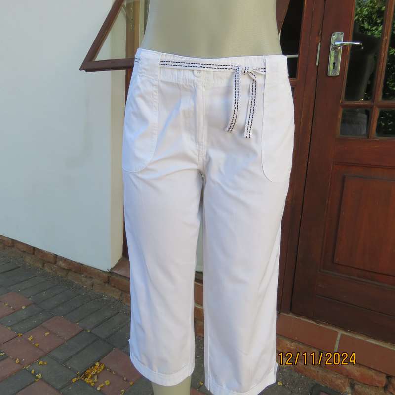 Snow white cropped pants by MOSAIC size 36. Pockets back and front. Leg cuff detail. As new.