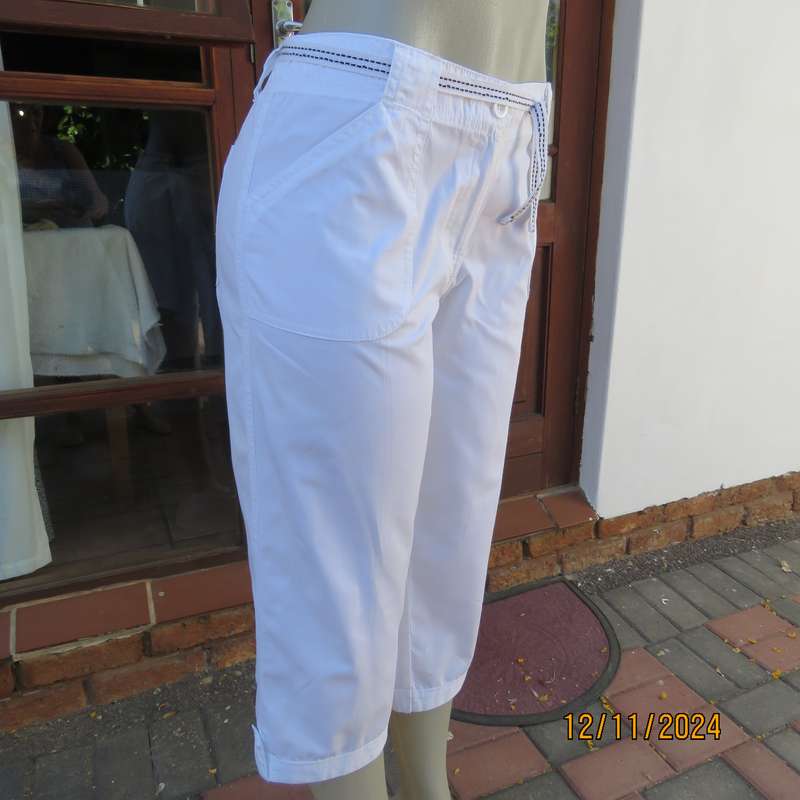 Snow white cropped pants by MOSAIC size 36. Pockets back and front. Leg cuff detail. As new.