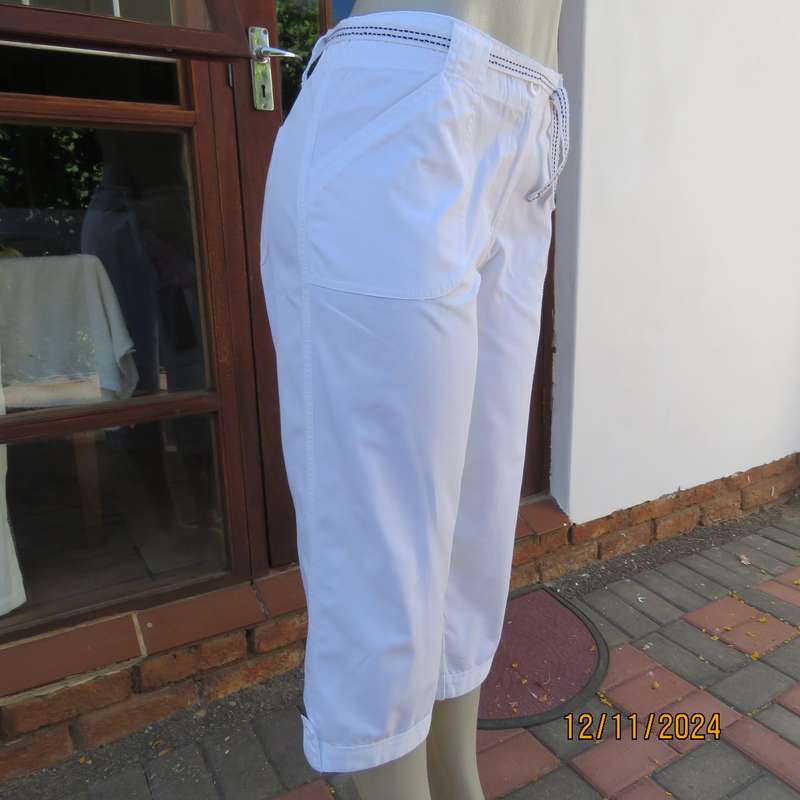 Snow white cropped pants by MOSAIC size 36. Pockets back and front. Leg cuff detail. As new.