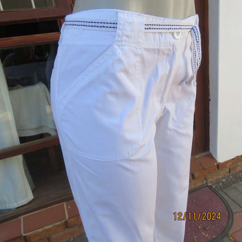 Snow white cropped pants by MOSAIC size 36. Pockets back and front. Leg cuff detail. As new.