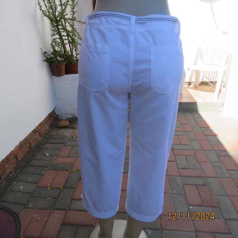 Snow white cropped pants by MOSAIC size 36. Pockets back and front. Leg cuff detail. As new.