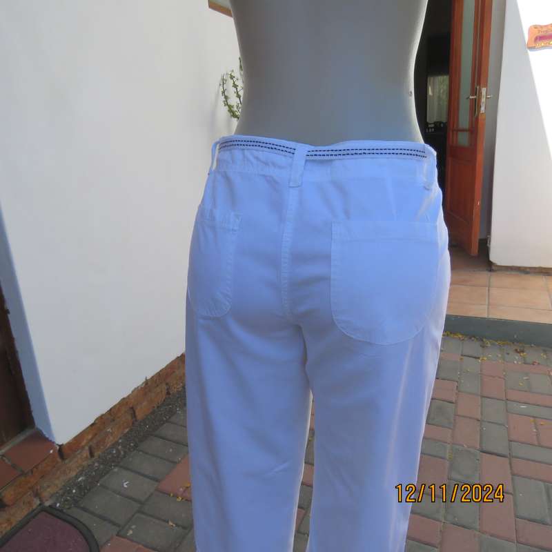 Snow white cropped pants by MOSAIC size 36. Pockets back and front. Leg cuff detail. As new.