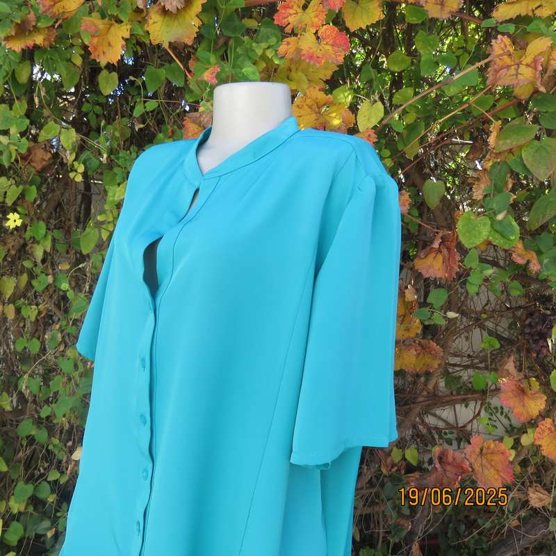 Dark turquoise silky polyester short sleeve button down top. Size 48.