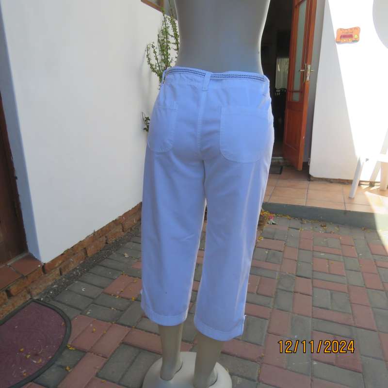 Snow white cropped pants by MOSAIC size 36. Pockets back and front. Leg cuff detail. As new.
