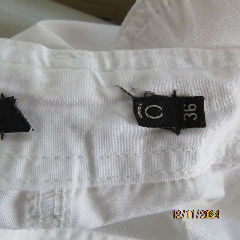 Snow white cropped pants by MOSAIC size 36. Pockets back and front. Leg cuff detail. As new.