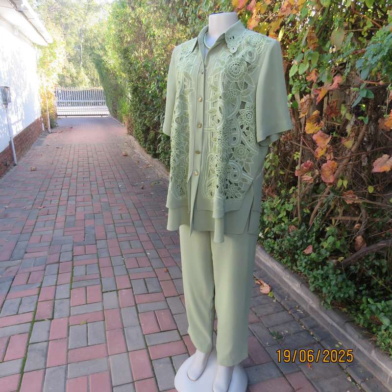 ROSE Boutique pistachio green 2 pc pant suit richly embroidered. Size 44