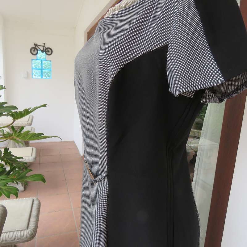 FASHION EXPRESS size 40 princess style dress in black-white with black sides. Long zip.Very good con