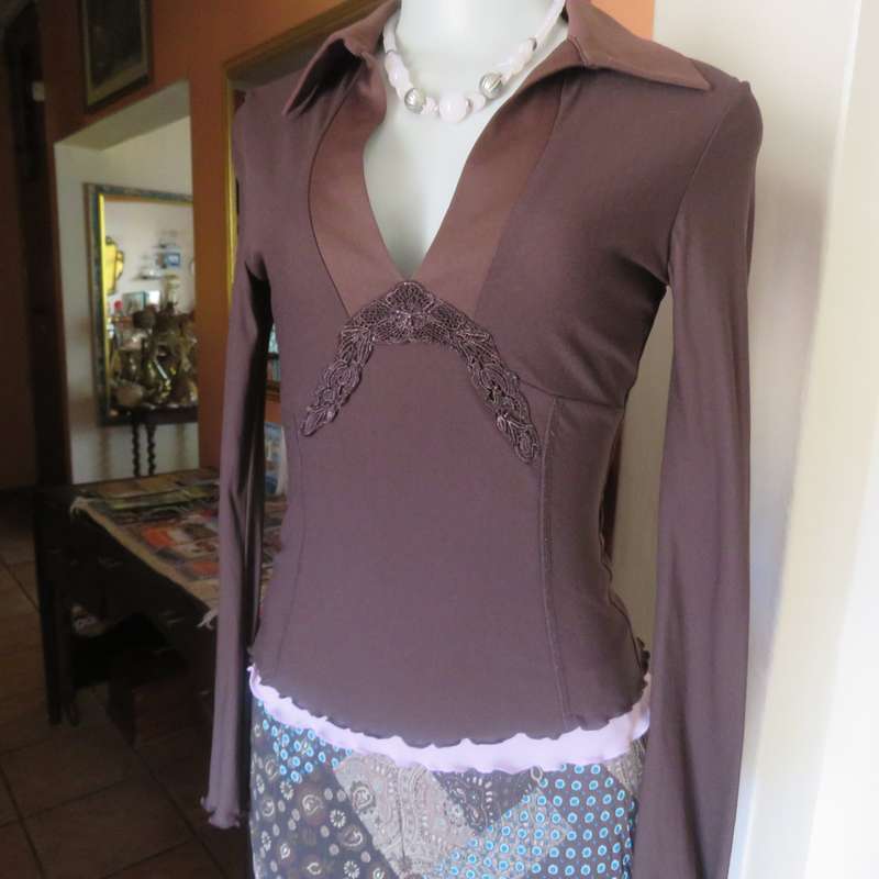 FOSHINI smart choc brown long sleeves sheer stretch polyester-underlayer in pink.Size 32. V neck.