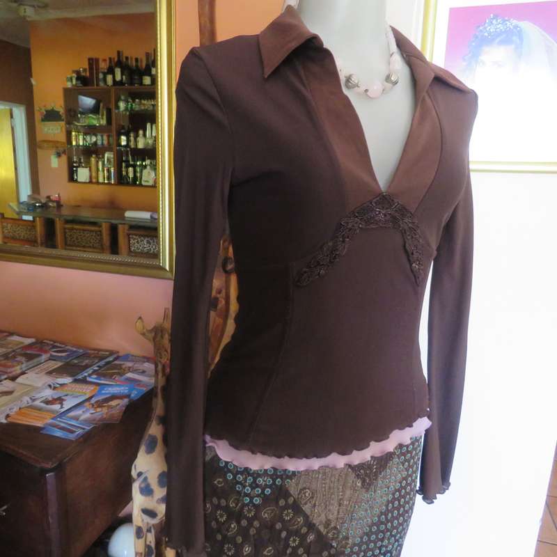 FOSHINI smart choc brown long sleeves sheer stretch polyester-underlayer in pink.Size 32. V neck.