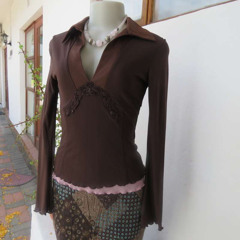 FOSHINI smart choc brown long sleeves sheer stretch polyester-underlayer in pink.Size 32. V neck.