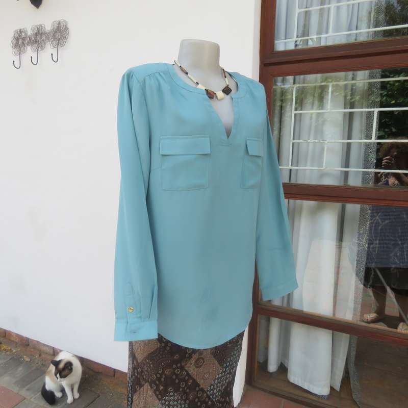 CHARTER CLUB jade long sleeve polyester slip over top with 2 small flap pockets. Size 36.As new cond