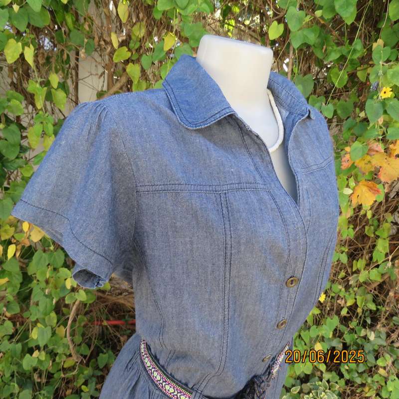 DONNA-CLAIRE blue denim button down short sleeve dress. Size 42. With belt.