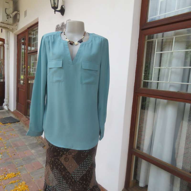 CHARTER CLUB jade long sleeve polyester slip over top with 2 small flap pockets. Size 36.As new cond