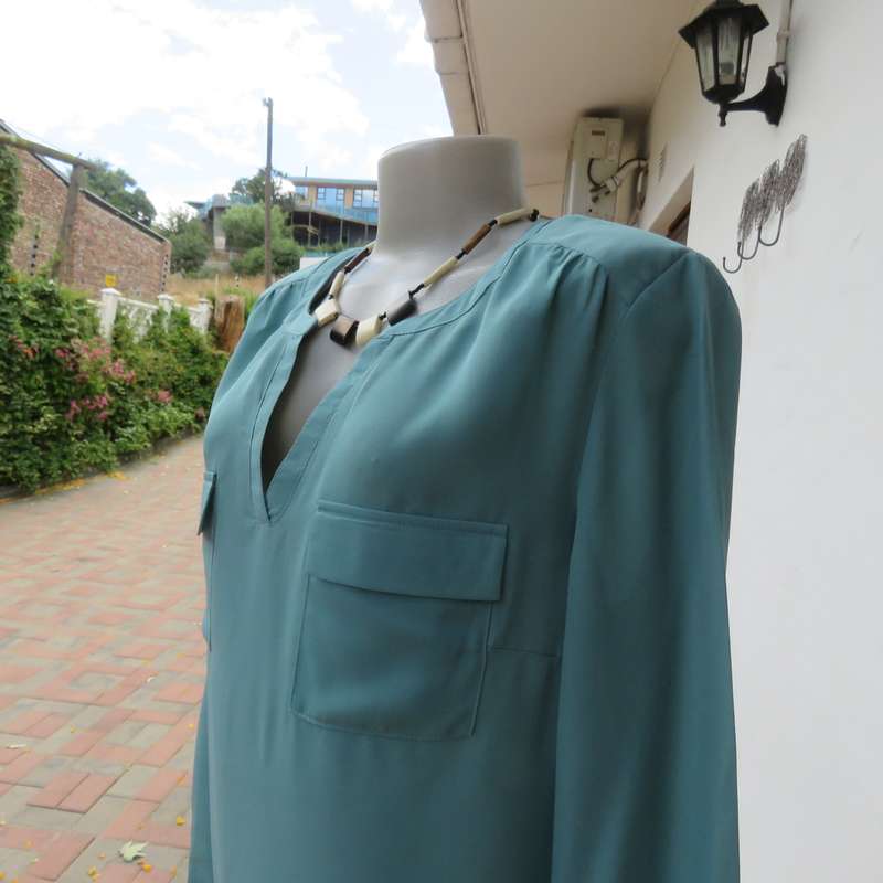 CHARTER CLUB jade long sleeve polyester slip over top with 2 small flap pockets. Size 36.As new cond