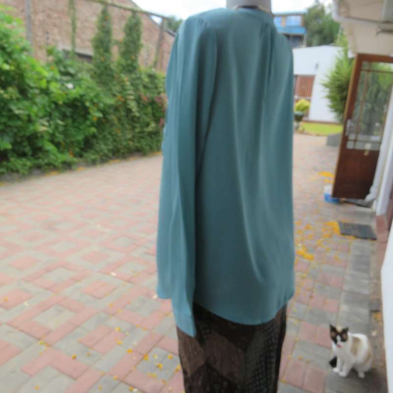 CHARTER CLUB jade long sleeve polyester slip over top with 2 small flap pockets. Size 36.As new cond