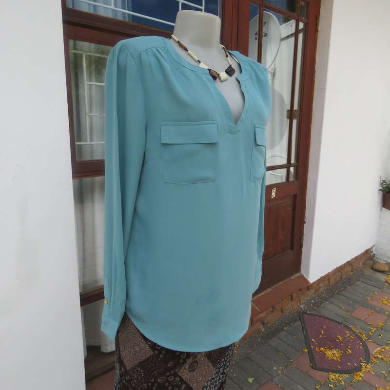 CHARTER CLUB jade long sleeve polyester slip over top with 2 small flap pockets. Size 36.As new cond