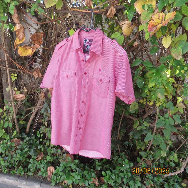 Men's RT DENIM red-white vertical striped short sleeve cotton shirt size Medium