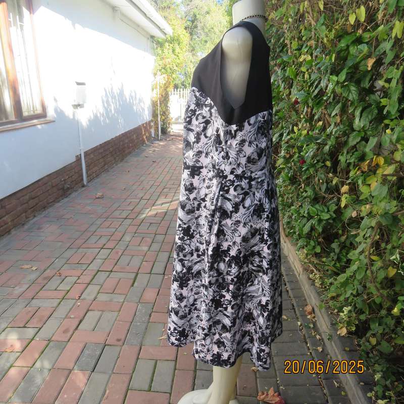 DONNA-CLAIRE satin cotton dress with black yoke and printed black-white body. Size 48