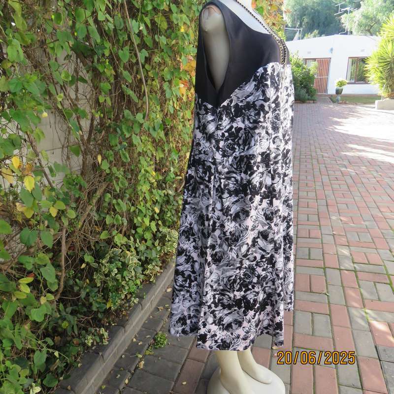 DONNA-CLAIRE satin cotton dress with black yoke and printed black-white body. Size 48