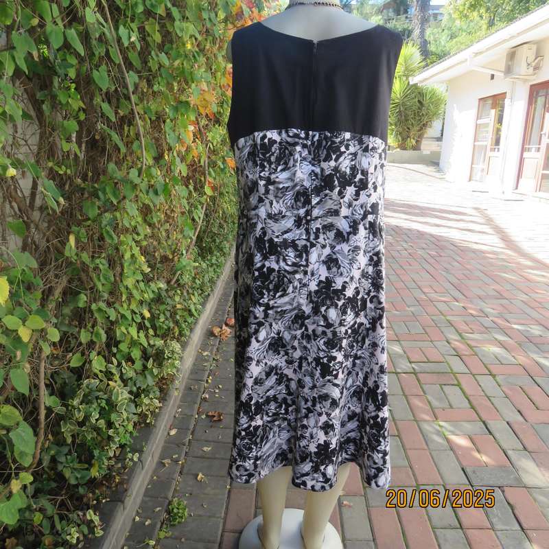 DONNA-CLAIRE satin cotton dress with black yoke and printed black-white body. Size 48