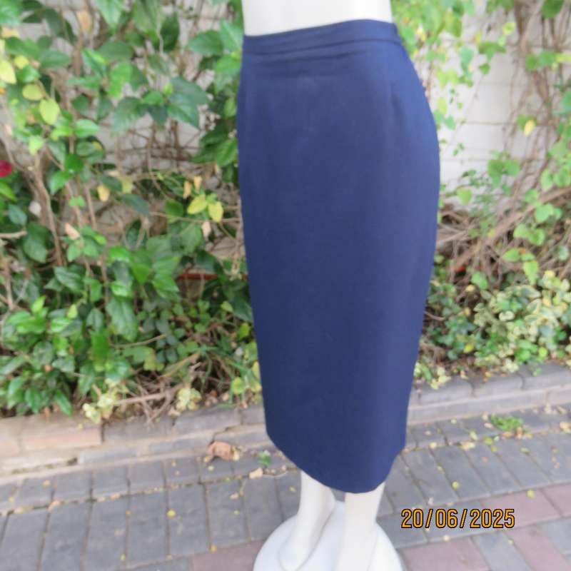 KARISMA  navy 2 pc skirt suit both pieces fully lined. Size 40-16. Tailored jacket.