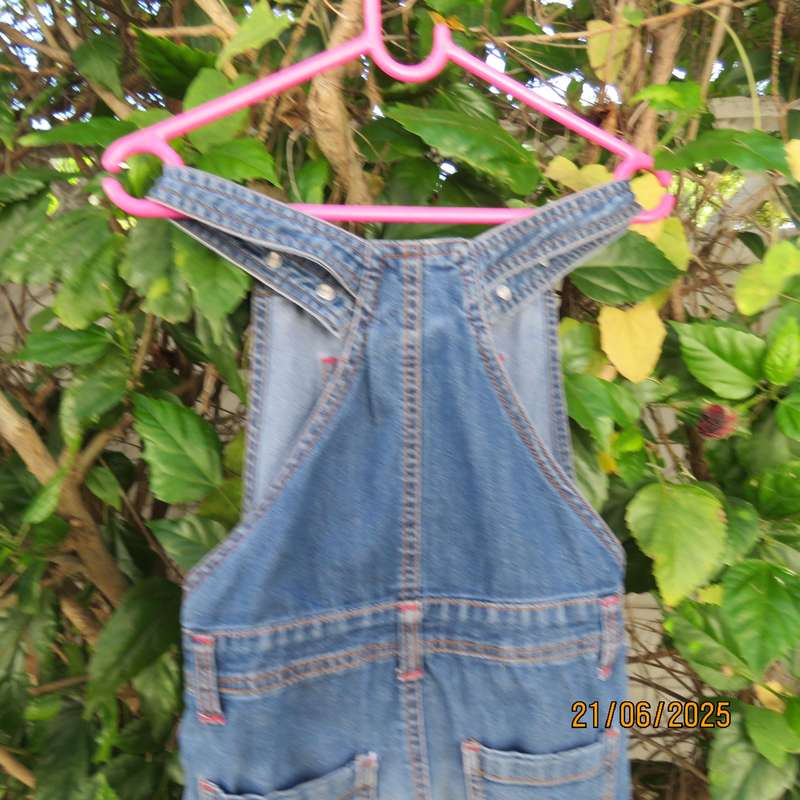 Cute blue denim jean girls dungaree for 4 to 5 yr old. Adjustable straps.