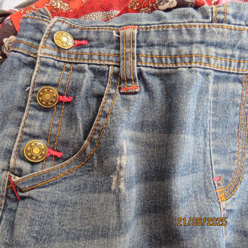 Cute blue denim jean girls dungaree for 4 to 5 yr old. Adjustable straps.