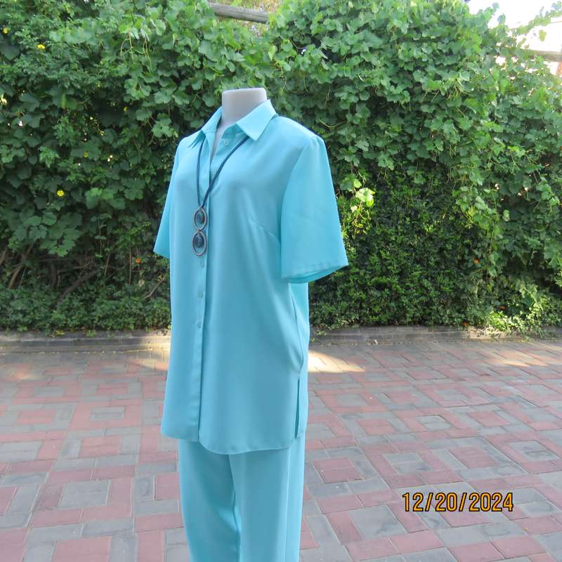 DELSWA Missy 2 pc classic pant suit. In turquoise. Short sleeve button down top. As new .Size 34.