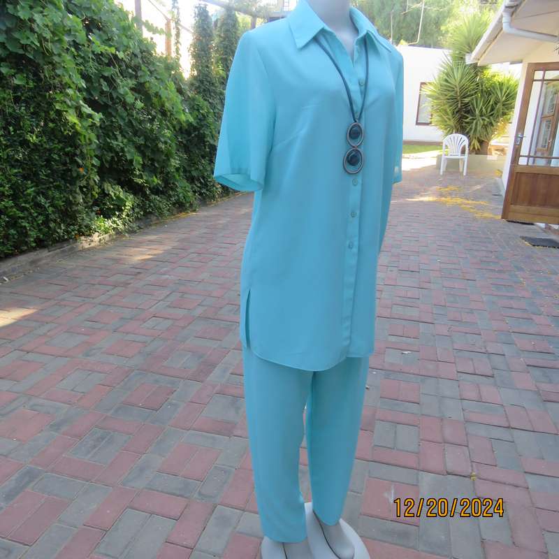 DELSWA Missy 2 pc classic pant suit. In turquoise. Short sleeve button down top. As new .Size 34.