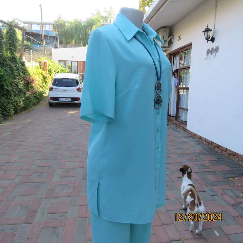 DELSWA Missy 2 pc classic pant suit. In turquoise. Short sleeve button down top. As new .Size 34.