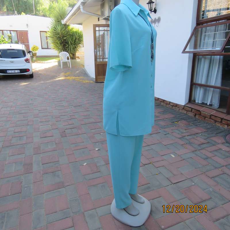 DELSWA Missy 2 pc classic pant suit. In turquoise. Short sleeve button down top. As new .Size 34.