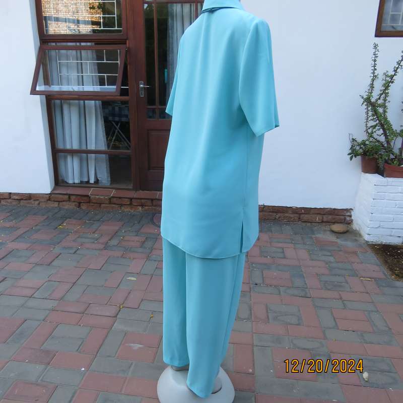DELSWA Missy 2 pc classic pant suit. In turquoise. Short sleeve button down top. As new .Size 34.