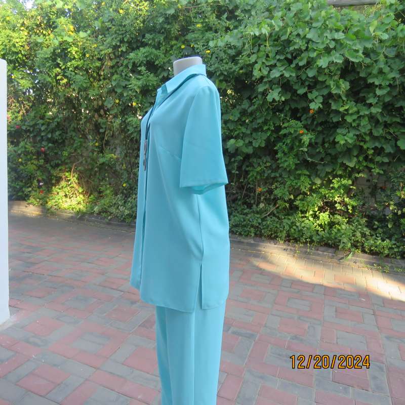 DELSWA Missy 2 pc classic pant suit. In turquoise. Short sleeve button down top. As new .Size 34.