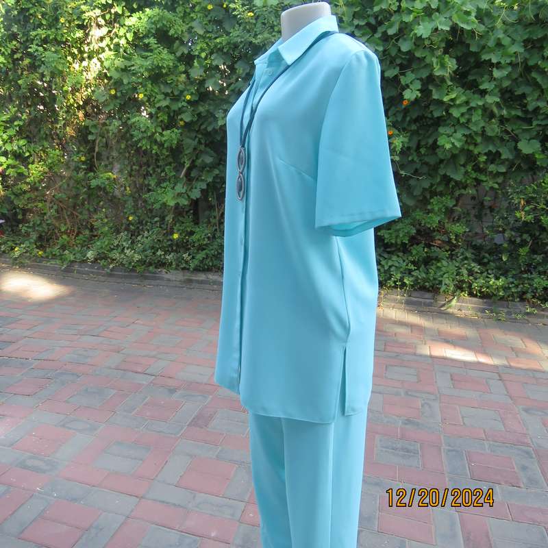 DELSWA Missy 2 pc classic pant suit. In turquoise. Short sleeve button down top. As new .Size 34.