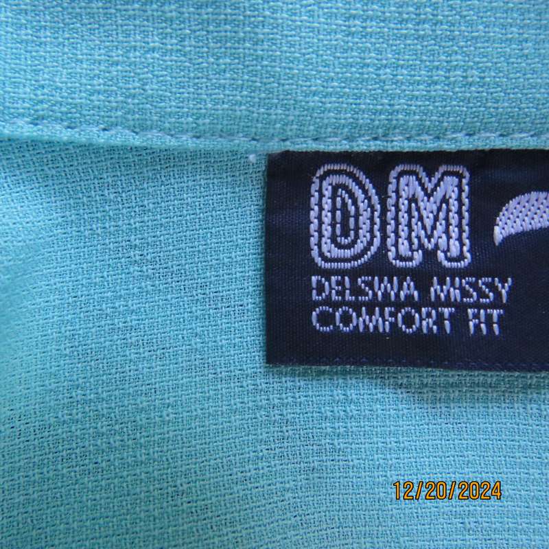 DELSWA Missy 2 pc classic pant suit. In turquoise. Short sleeve button down top. As new .Size 34.