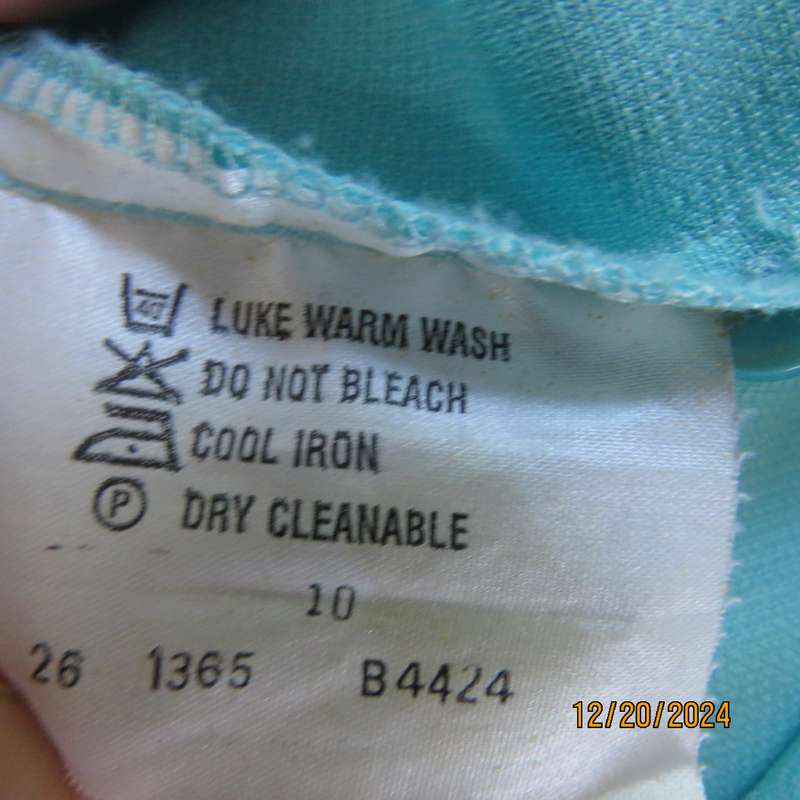 DELSWA Missy 2 pc classic pant suit. In turquoise. Short sleeve button down top. As new .Size 34.
