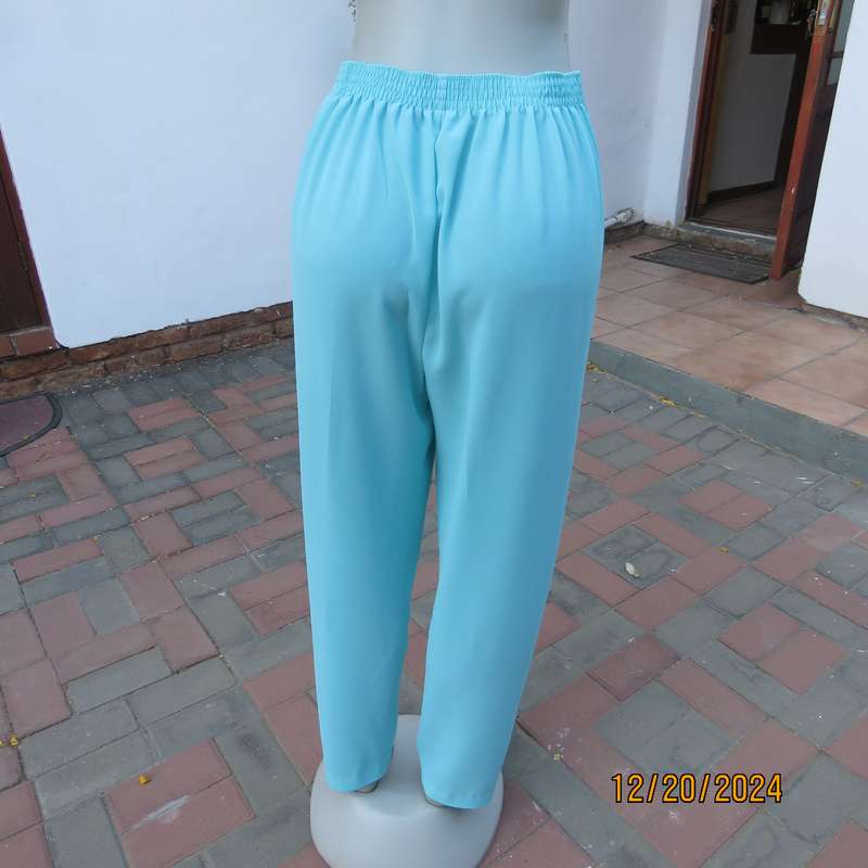 DELSWA Missy 2 pc classic pant suit. In turquoise. Short sleeve button down top. As new .Size 34.