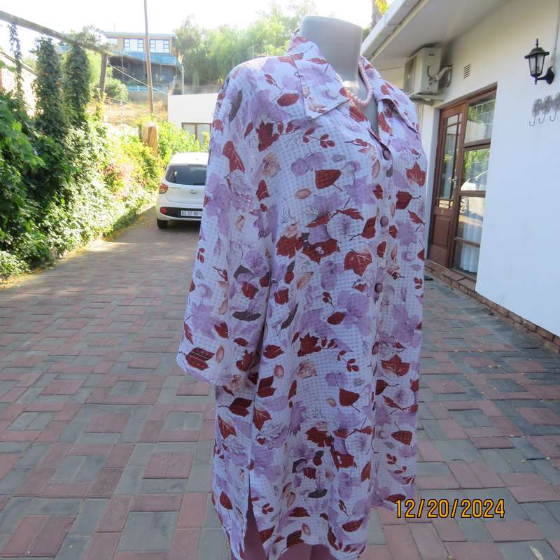 Innovative white opaque tiny check button down top with rust-pink leaves. Size 48. Double collar.