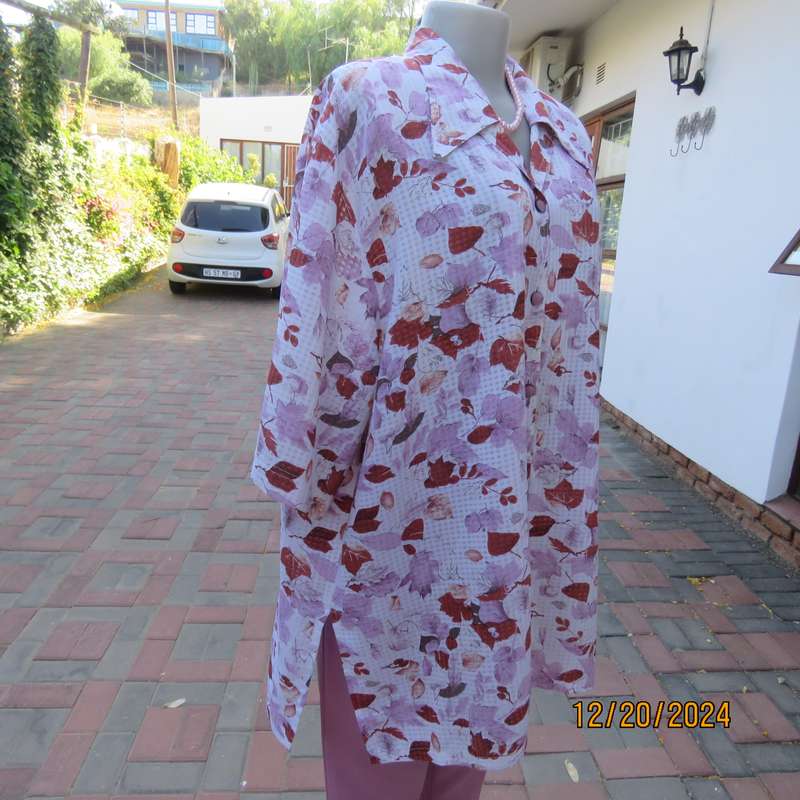 Innovative white opaque tiny check button down top with rust-pink leaves. Size 48. Double collar.